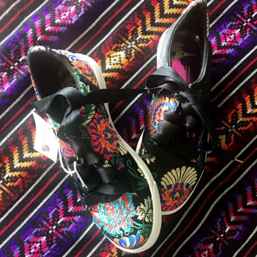 brand new Colorful Embroidered Flower Sneaker